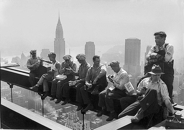 Компания Standard Oil начала приносить Джону Рокфеллеру ежегодно по $3 млн, имя предпринимателя стало символом богатства: он владел шестнадцатью железнодорожными и шестью сталелитейными компаниями, девятью фирмами, торгующими недвижимостью, шестью пароходствами, девятью банками&lt;br> На фото: рабочие на стройке Рокфеллеровского центра в Нью-Йорке, 1932 год
