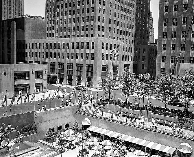 Строительство Рокфеллеровского центра (на фото) в Нью-Йорке продолжалось с 1931 по 1939 год. В 1989 году японская группа компаний Mitsubishi выкупила центр у семьи Рокфеллеров. Еще одно известное здание в Нью-Йорке, появившееся благодаря этой семье, — 102-этажный небоскреб Эмпайр-стейт-билдинг. Кроме того, Джон Рокфеллер-младший пожертвовал $9 млн на строительство здания ООН