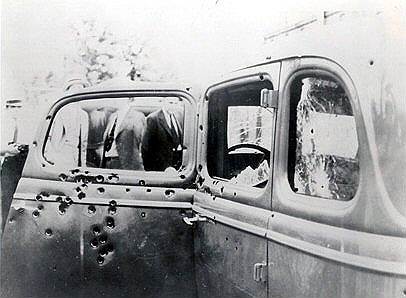23 мая 1934 года  усилия полиции увенчались успехом: Бонни и Клайд попали в засаду и были убиты. Их машина была буквально изрешечена пулями: 167 пуль прошили машину, из них больше 110 попали в бандитов (около 60 -- в Бонни и около 50 -- в Клайда). После убийства Бонни и Клайда полицейский Фрэнк Хеймер скажет журналистам: «Жаль, что я убил девчонку. Она мне так нравилась. У нас даже роман был. Однако он изначально был обречен на печальный исход». Муж Бонни, с которым она жила с 1929 по 1930 год, узнав о смерти супруги, сказал: «Я рад, что они так повеселились. Это гораздо лучше, чем быть пойманным»