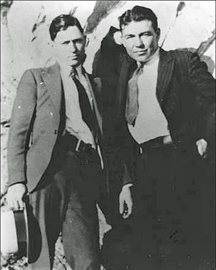 В июне 1933 года  Паркер, Бэрроу и Джонс (на фото справа) попали в автомобильную аварию. Тяжелее всех пострадала Бонни, получив ожог ноги третьей степени. Из-за этого она едва передвигалась  — либо прыгала на здоровой ноге, либо ее нес Клайд. Несмотря на помощь фермеров, вскоре им пришлось снова начать скрываться из-за того, что Клайд убил городского маршала Генри Хамфри. 18 июня они поселились в мотеле «Red Crown». Банда сразу же привлекала к себе внимание, так как жена брата Клайда Бланш зарегистрировала только трех человек, хотя владелец мотеля заметил пятерых. Также ему показалось подозрительным, что Клайд въехал в гараж задним ходом, «по-гангстерски», чтобы было удобнее сбежать. Кроме того, Бланш была одета в брюки, что было необычно для женщин того времени и мест. Окна своего номера они заклеили газетами. Владелец мотеля обратился в полицию. Вечером полиция атаковала мотель. Гангстерам удалось спастись, однако Джонс получил ранение в голову, а Бланш практически ослепла от осколков 