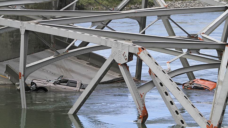 2013 год. Мост, соединяющий США и Канаду через реку Скагит, рухнул в Маунт-Вернон (штат Вашингтон)