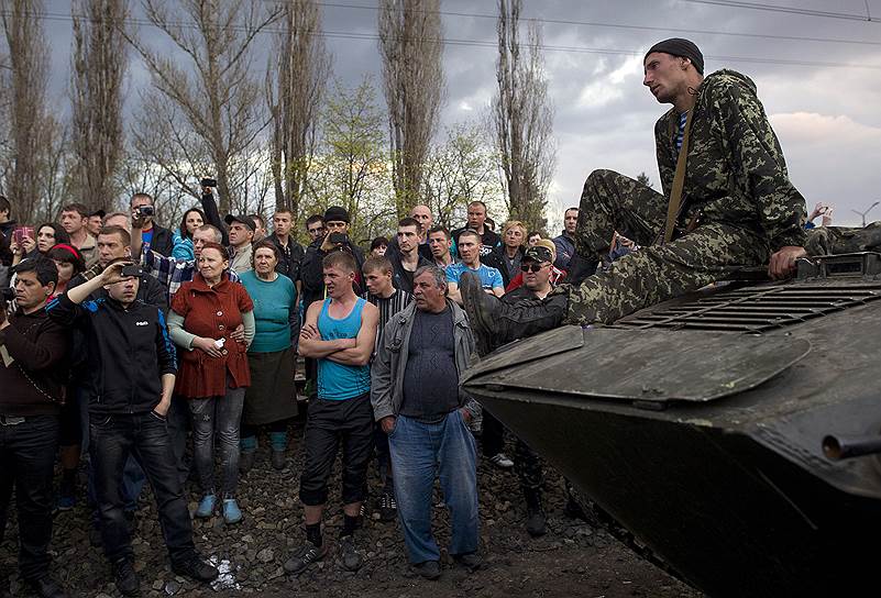 16 апреля. Украинские войска, заблокированные на железнодорожном переезде Пчелкино под Краматорском