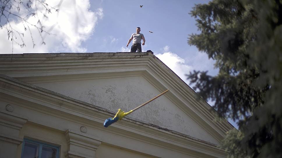 18 апреля. Представитель Сил самообороны Донбасса на крыше здания городской администрации города Северск
