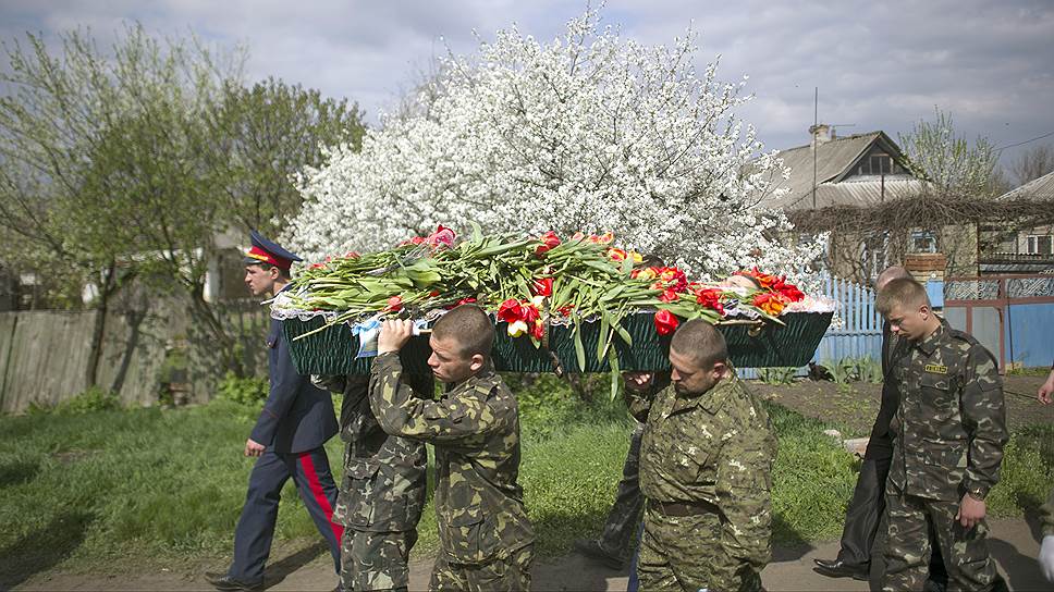 22 апреля. Церемония прощания с жителями Славянска, погибшими в результате перестрелки в селе Былбасовка в ночь на 20 апреля