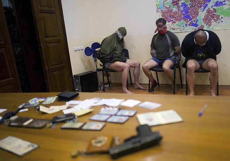27 апреля. Народные ополченцы в Донецкой области захватили троих офицеров спецназа Службы безопасности Украины (СБУ)