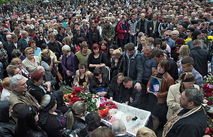 5 мая. Похороны медсестры Юлии Изотовой, которая погибла во время штурма города Краматорска украинскими военными