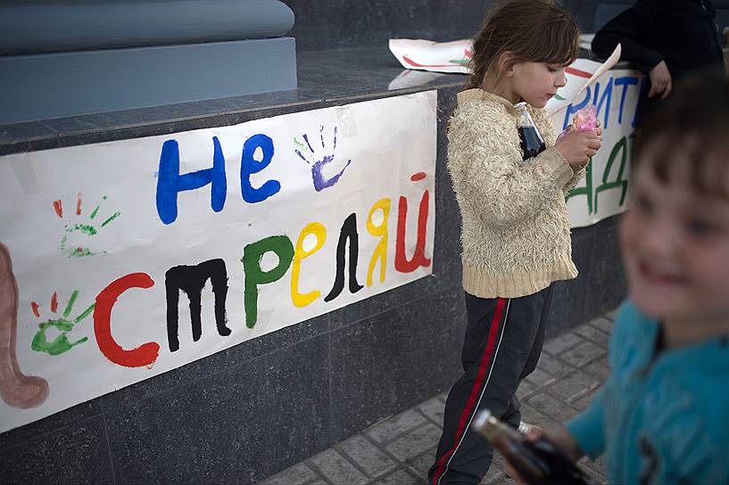 6 мая. Пикет с участием детей против военных действий на юго-востоке Украины, организованный жителями города, прошел на железнодорожном вокзале