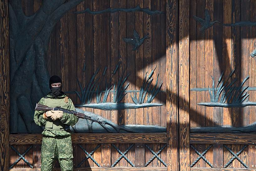 25 мая. Сторонник ДНР у резиденции Рината Ахметова на окраине Донецка
