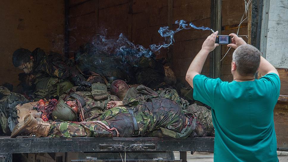 27 мая. Тела погибших ополченцев батальона «Восток» у морга Калининской больницы Донецка