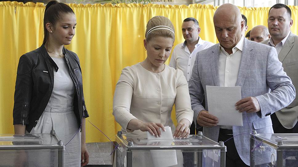 Кандидат в президенты Украины Юлия Тимошенко с мужем и дочерью на избирательном участке