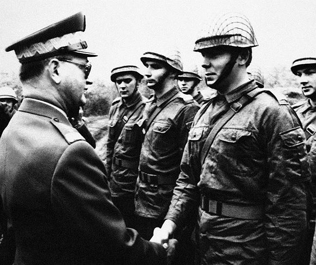Став самым молодым польским генералом в 33 года, Войцех Ярузельский быстро прошел путь от командира дивизии до начальника Генерального штаба, а в 1969-ом году стал министром национальной обороны страны, приняв участие в операции по вводу войск Варшавского договора в Чехословакию