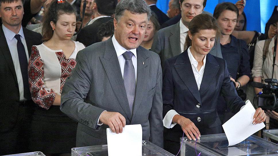 Кандидат в президенты Украины Петр Порошенко и его жена Марина на избирательном участке. Петр Порошенко подтвердил намерение выполнить обещание о продаже своих активов после вступления в должность президента