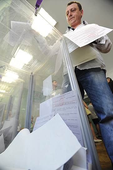 Как сообщает «Газета.Ру», на избирательных участках в Славянске почти никого нет. «Люди боятся идти голосовать. Просто боятся. Поэтому придут, наверно, единицы», — рассказал изданию сотрудник избирательной комиссии