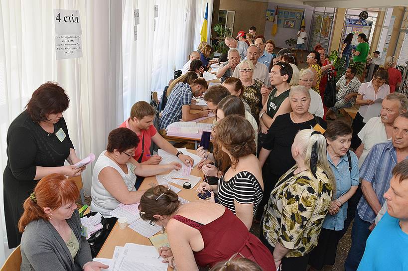 Как объяснил глава украинского ЦИК Михаил Охендовский, выборы в Донецкой и Луганской областях частично сорваны из-за того, что не удалось подвести бюллетени к избирательным комиссиям — из соображений безопасности