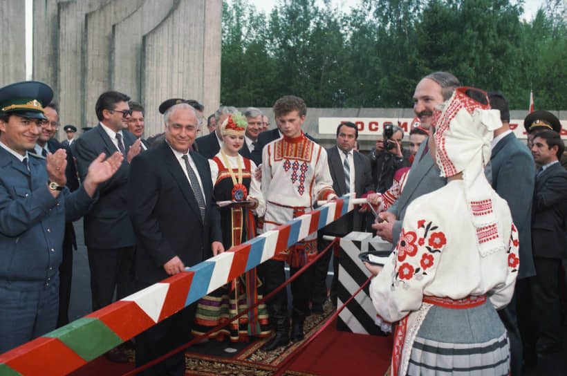 1995 год. Состоялось торжественное снятие границ между Россией и Белоруссией