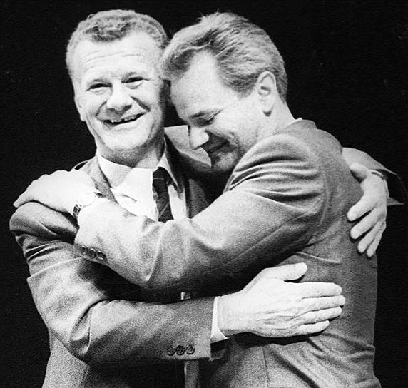 Национальным героем Милошевич стал в апреле 1987 года.  Узнав об избиении косовскими милиционерами нескольких сербов, он прибыл в автономный край и выступил перед разгневанными сербами с речью, в которой произнес ставшие знаменитыми слова: «Никто не имеет права вас бить!». В том же году, будучи первым секретарем партии сербских коммунистов, он организовал внеочередной пленум ЦК, который снял тогдашнего главу республики, друга и шафера Милошевича Ивана Стамболича. В 1989 году Милошевич был избран президентом республики Сербия. В последнем письме Милошевичу, написанном после событий 9 марта 1991 года, когда была разогнана демонстрация в Белграде, Стамболич писал: «Хватит с нас твоей антисербской политики! Ты, Слободан Милошевич, не знаешь, ни кто есть сербы, ни что есть Сербия! Лишь безоговорочной отставкой ты сможешь убедить своих сограждан и весь мир, что ты не собираешься создавать в Косово балканский апартеид, превращать Югославию в руины, а Сербию — в отвергнутую мученицу». Стамболич исчез незадолго до выборов 2000 года, в результате которых Милошевич потерял власть. Родные Стамболича обвиняли в этом Милошевича, который с момента исчезновения экс-президента оставался у власти еще 42 дня