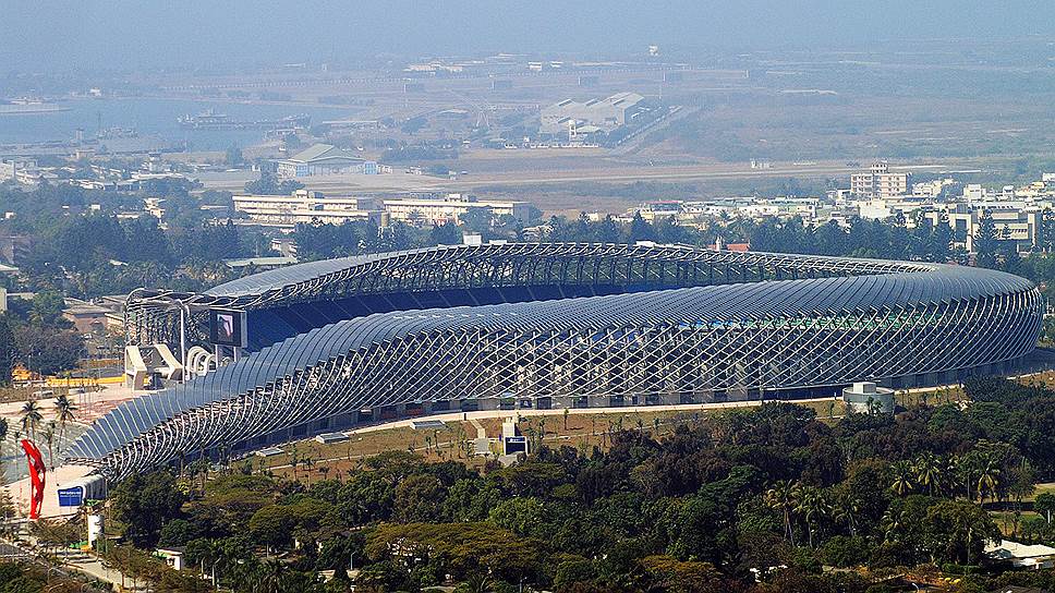 &lt;b>Тайваньский национальный стадион/Gu&amp;#243;ji&amp;#257; T&amp;#464;y&amp;#249;ch&amp;#462;ng&lt;/b>&lt;br>
Город: Гаосюн, Тайвань&lt;br>
Вместимость: 55 000 человек&lt;br>
Год постройки: 2009&lt;br>
Стоимость строительства: $150 млн&lt;br>
Описание: Стадион был построен к Всемирным играм 2009 года по проекту японского архитектора, лауреата Притцкеровской премии Тое Ито. Арена, по форме напоминающая хвост дракона,— первый стадион, практически полностью облицованный солнечными батареями