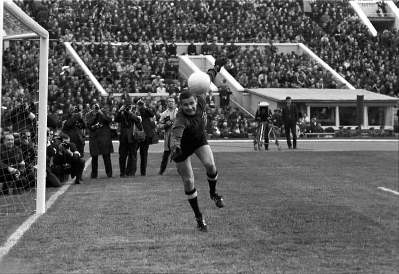 1971 год. Советский вратарь сыграл свой прощальный матч. На нем присутствовало 103 тыс. зрителей 