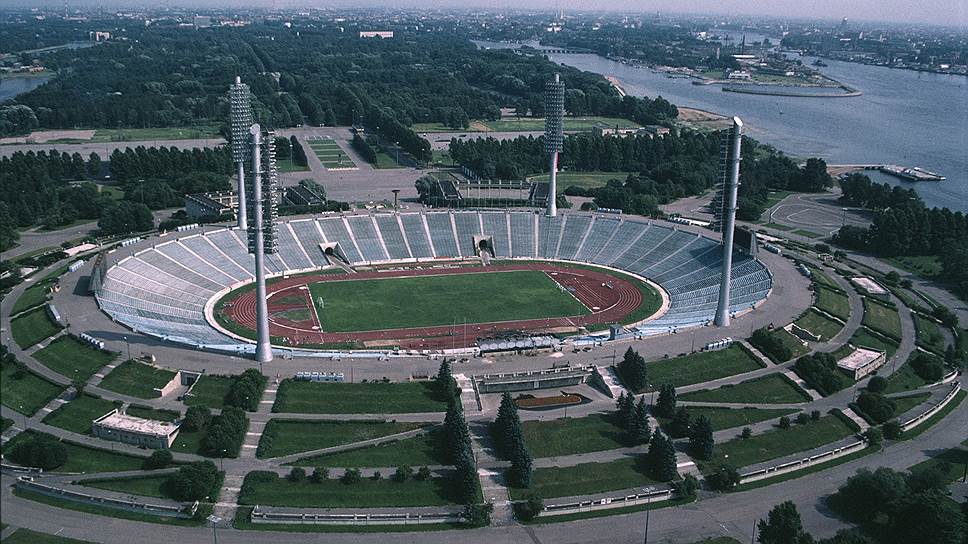 Стадион имени Кирова был самым большим в СССР и одним из крупнейших в мире. Честь принимать футбольные матчи Олимпиады-80 доверили именно ему. Правда, перед этим событием стадион пришлось реконструировать, и его вместимость значительно уменьшилась: до реконструкции он мог принять 100 тыс. зрителей, а после — лишь 71 тыс.