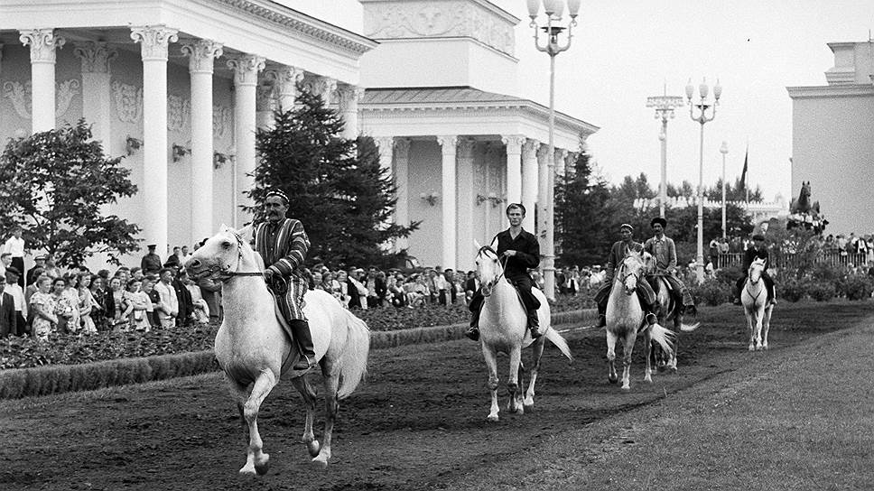 В мае 1958 года Совет Министров СССР принял постановление об объединении сельскохозяйственной, промышленной и строительной выставок на Фрунзенской набережной в Выставку достижений народного хозяйства (ВДНХ) СССР&lt;br>На фото: ВДНХ в 1950-х годах