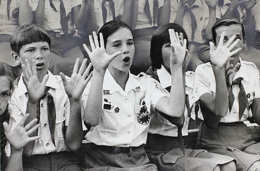 В 1983 году почетным гостем «Артека» стала американская школьница Саманта Смит (на фото вторая слева), приехавшая в СССР по приглашению Юрия Андропова. Саманта жила в одном из корпусов лагеря «Морской», носила артековскую форму, участвовала во всех мероприятиях лагеря. Девочке так понравилось в «Артеке», что она хотела сюда вернуться, но 25 августа 1985 года Саманта Смит погибла в авиакатастрофе