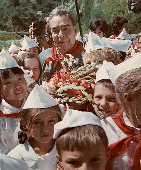Первым главой советского правительства, посетившим «Артек», был Вячеслав Молотов в 1934 году. В 1979 году в лагере побывал генеральный секретарь ЦК КПСС Леонид Брежнев (на фото) 