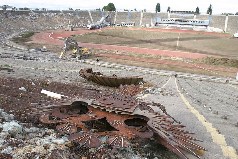 Снести стадион Кирова, который являлся памятником архитектуры первой половины XX века, и построить на его месте новую арену, было решено в 2005 году. 17 августа 2006 года на нем был проведен последний матч, часть зрительских мест к тому моменту были уже частично демонтированы. К концу 2006 года стадион был полностью снесен