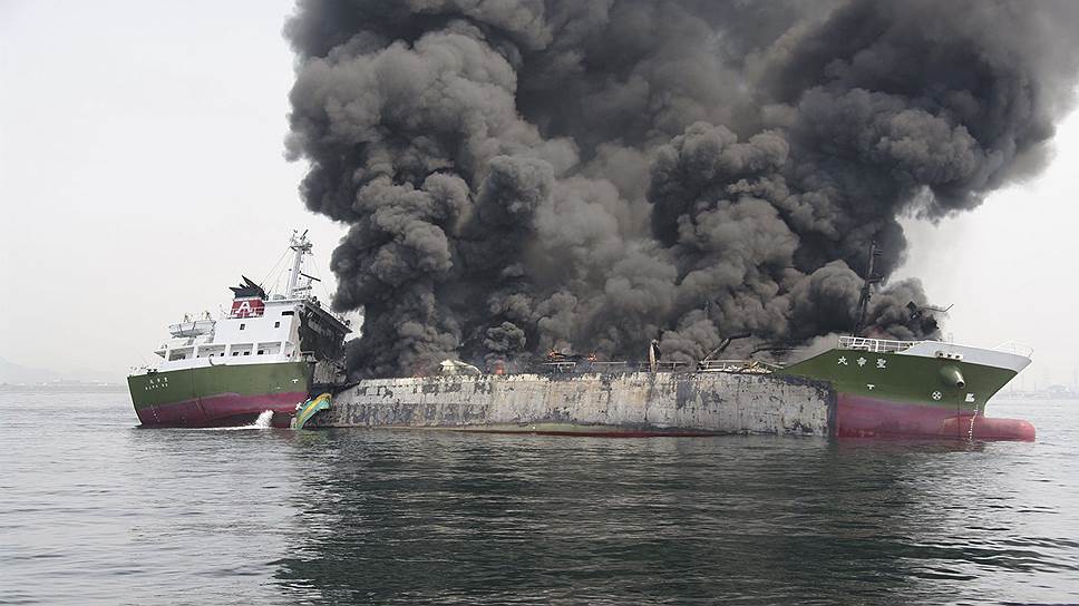 Пожар на японском танкере «Shoko Maru» после взрыва у побережья Химедзи