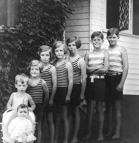 У Джозефа Патрика Кеннеди и Роуз Элизабет Фицджеральд было девять детей&lt;br>На фото (слева направо): Джин, Бобби, Патриция, Юнис, Кэтлин, Розмари, Джон, Джо 