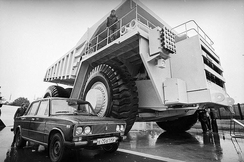 1975 год. Началось производство крупнейшего в СССР грузовика БелАЗ-7520