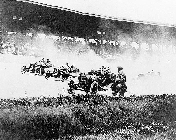 1911 год. Впервые прошла знаменитая автогонка «500 миль Индианаполиса» (США). Победителем стал Рэй Хэрроун