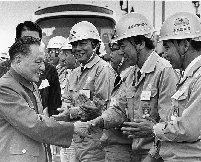 Пришедший к власти Дэн Сяопин (на фото), начиная с 1978 года, проводил серию реформ, направленных на внедрение рыночной экономики и политических свобод, что ослабило систему, укрепившуюся во время правления Мао Цзэдуна