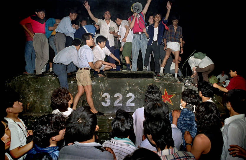 Участники демонстрации захватывали водителей танков и солдат и избивали их  