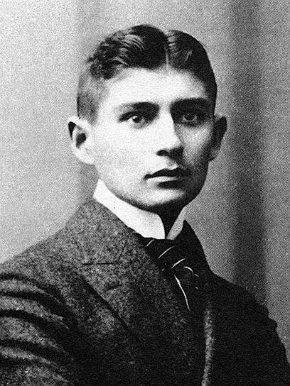 «У каждого мага свой церемониал. Гайдн, например, сочинял музыку только в напудренном, как для торжеств, парике. Писание — своего рода заклинание духов»
&lt;br>Кафка всю жизнь мучился от  доставшихся ему с детства фобий и комплексов, страдал от различных болезней (помимо туберкулеза, писателя изводили мигрени, бессонницы, запоры, импотенция, нарывы и другие заболевания), мучительной для литератора необходимостью ежедневно ходить в присутствие, да еще и обрек себя на добровольную муку — сочинительство: писал он трудно и заниматься этим мог только по ночам — служба