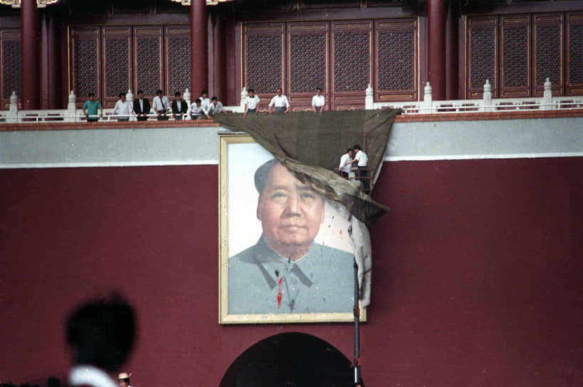 За время акции протеста часть радикально настроенных демонстрантов измазала красной краской портрет Мао, висящий над воротами в Запретном городе. Остальные протестующие не поняли этих действий и передали радикалов властям для наказания. В тюрьме демонстранты провели около 20 лет