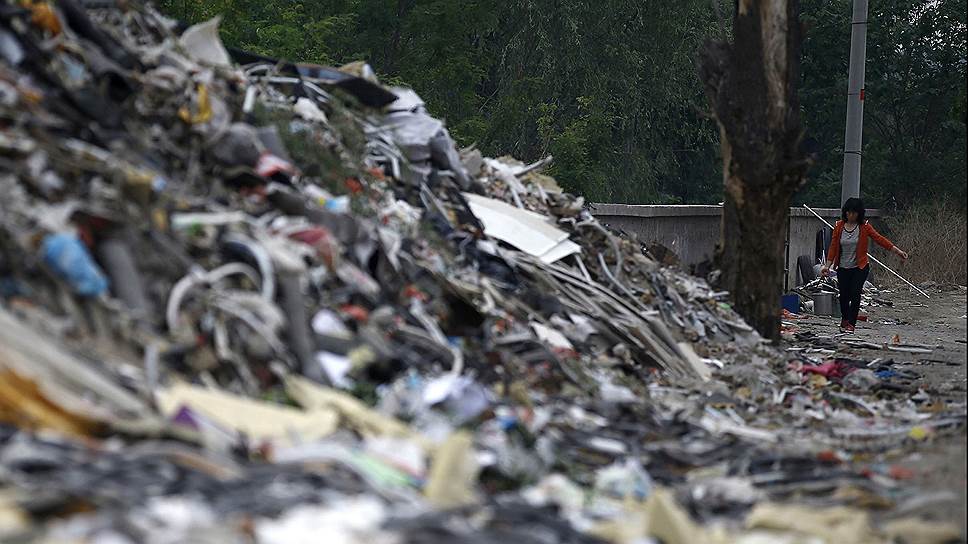 Одно из крупнейших пристанищ мусорщиков в Китае — деревня Дунсяокоу на окраине Пекина. Когда-то это был просто полигон для мусора, но со временем его скопилось столько, что единственные жители деревни теперь — мусорщики и мигранты, собирающие мусор, а также ремонтирующие выброшенную технику на продажу  