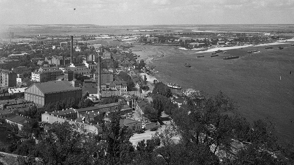 1947 год. Открыт Запорожский шлюз, позволивший возобновить судоходство по Днепру&lt;br>На фото: вид на Днепр с Владимирской горки в Киеве