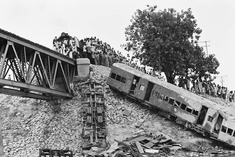 1981 год. В индийском штате Бихар произошла самая крупная в истории железнодорожная катастрофа. Более 800 пассажиров погибли, когда поезд упал с моста в реку Багмати