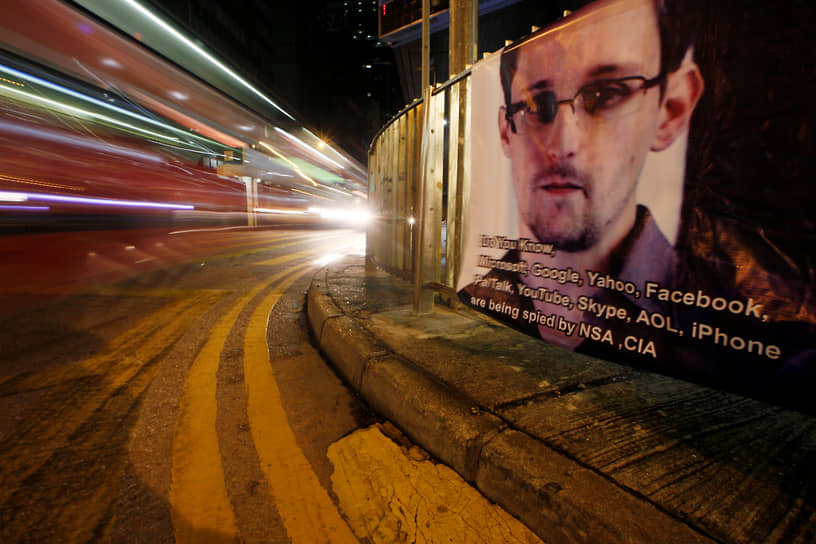 2013 год. Издания The Washington Post и The Guardian опубликовали разоблачения программы PRISM. По данным их источников, с 2007 года Агентство национальной безопасности США по требованию ФБР собирало закрытую информацию о пользователях крупнейших интернет-провайдеров в стране. Секретную информацию газетам передал  бывший сотрудник ЦРУ и АНБ США Эдвард Сноуден