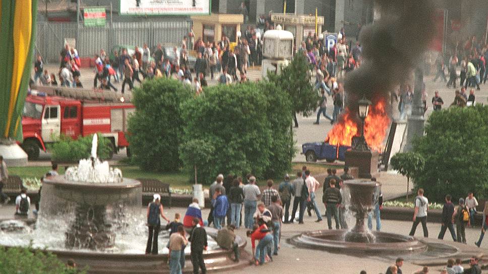 2002 год. В Москве на Манежной площади после проигрыша сборной России произошла драка футбольных фанатов 
