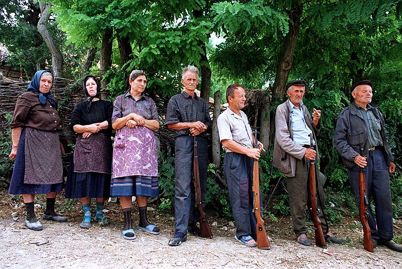 Вскоре число жертв войны в Косово оценивалось уже в 1 тыс. человек. Более 230 тыс. беженцев покинули регион&lt;br>На фото: сербские мужчины встречают своих жен после возвращения с фронтовых позиций в косовском селе Белика, 15 июля 1998 года