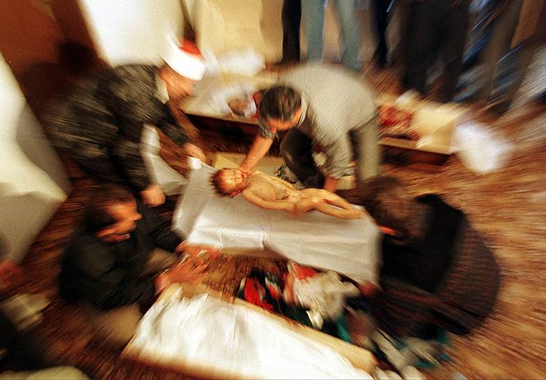 Однако перемирие оказалось недолгим. Военная операция возобновилась. 15 января 1999 года в селе Рачак  в ходе спецоперации против албанских боевиков погибли 40 человек. Согласно выводам Европейской комиссии, все они не были комбатантами&lt;br>На фото: девочка, убитая в ходе перестрелки Освободительной армии Косово с пограничниками, 23 октября 1998 года. Она и члены ее семьи были расстреляны после того, как решили вернуться из Албании в Косово, в момент, когда пересекали границу