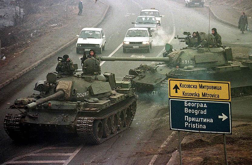 18 марта 1999 года страны НАТО, заявив о «гуманитарной катастрофе», потребовали ввести в край военный контингент. Их проект соглашения, в том числе, предусматривал полную политическую автономию Косово и вывод оттуда югославских силовиков. Окончательный статус Косово предлагалось определить «волей народа». 23 марта Югославия выступила против ввода сил НАТО. Обвинив Слободана Милошевича в военных преступлениях, 24 марта 1999 года войска НАТО начали бомбить территорию Югославии&lt;br>На фото: танки югославской армии едут в Приштину, чтобы спасти захваченных в плен сепаратистами солдат, 9 января 1999 года
