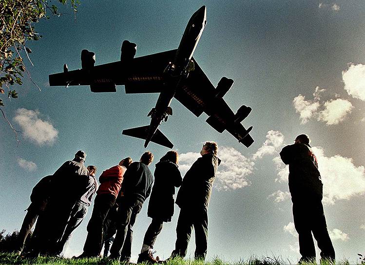 24 марта 1999 года началась операция «Союзная сила», которая стала одной из первых реальных военных операций НАТО&lt;br>На фото: бомбардировщик ВВС США B-52, октябрь 1999 года