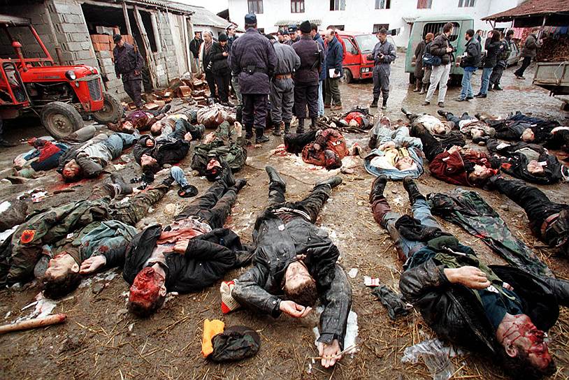Одновременно при посредничестве ООН начались переговоры о статусе региона&lt;br>На фото: расстрелянные сербскими силовиками албанцы, предположительно, солдаты Освободительной армии Косово, 29 января 1999 года