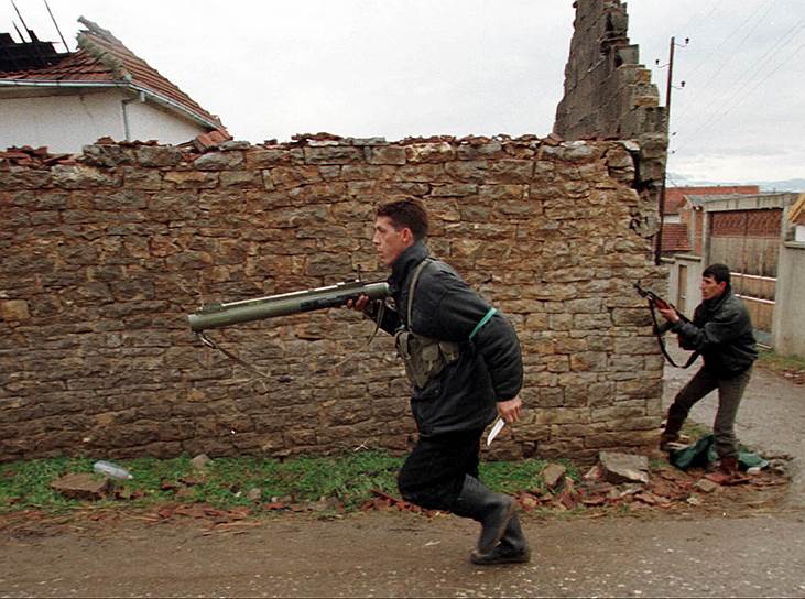 10 июня Сербия согласилась вывести войска из Косово. В регион ввели KFOR — международные миротворческие силы под эгидой НАТО. Однако первыми на территорию Косово вошли российские десантники, совершив из Боснии «бросок на Приштину» (в 2003 году российские миротворцы покинули регион)&lt;br>На фото: солдаты Освободительной армии Косово в пригороде Приштины, 21 февраля 1999 года