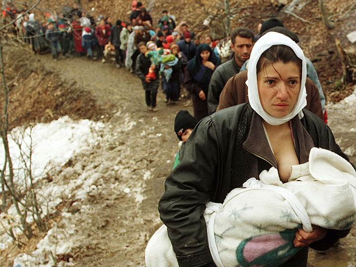 Даже президент Сербии Томислав Николич, начинавший свою политическую карьеру как радикальный националист, не допускавший никаких уступок по косовскому вопросу, заявил: «Меня никогда не признают президентом в Приштине»&lt;br>На фото: албанские беженцы на пути в Македонию, 30 марта 1999 года