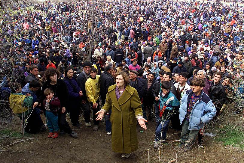 Не все просто и с северным Косово. Хотя подавляющее большинство населения там составляют сербы, существует один крупный албанский анклав&lt;br>На фото: албанские беженцы столпились перед македонскими полицейскими в буферной зоне, 1 апреля 1999 года
