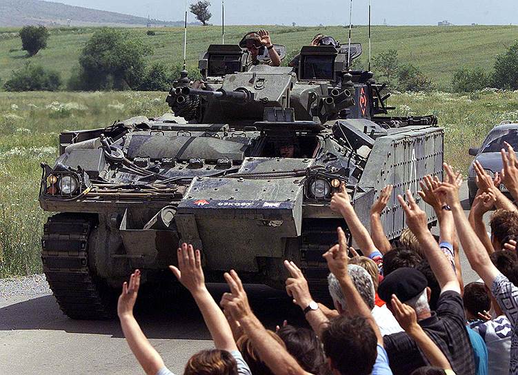 Бывший президент Сербии Слободан Милошевич был арестован 1 апреля 2001 года и передан Международному трибуналу по военным преступлениям в бывшей Югославии.  11 марта 2006 года  он скончался от инфаркта в Гаагской тюрьме, а судебный процесс так и не был закончен&lt;br>На фото: косовские албанцы приветствуют британские войска в пригороде Приштины, 12 июня 1999 года