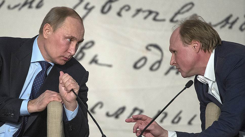 Президент России Владимир Путин (слева) и советник президента России по культуре Владимир Толстой